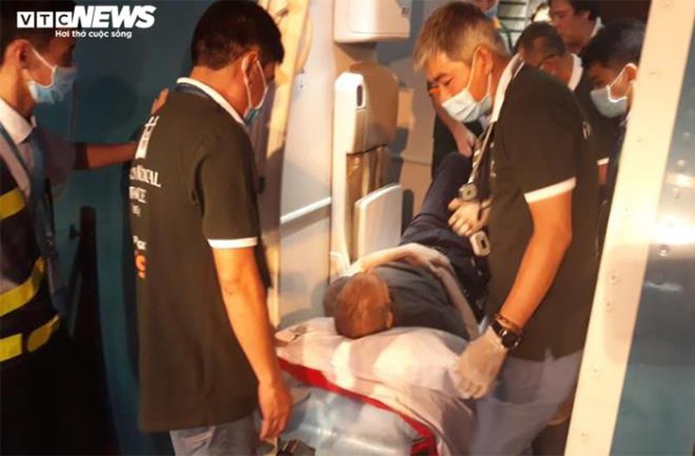 covid-19: recovered british pilot leaves hanoi for hometown hinh 6