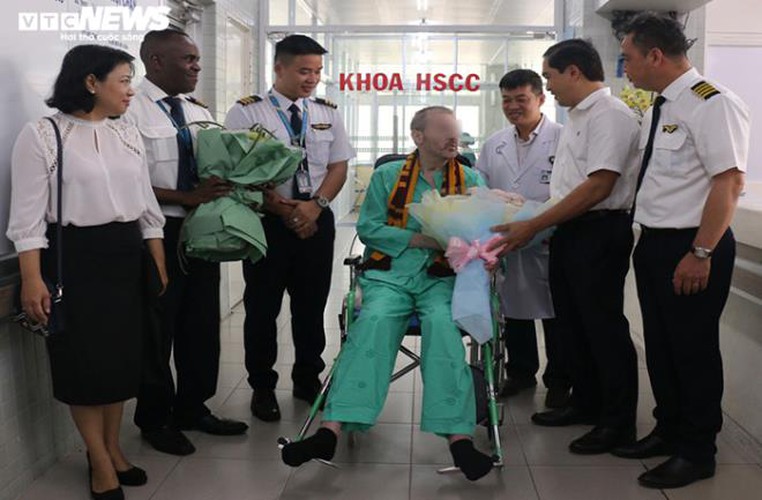 covid-19: recovered british pilot leaves hanoi for hometown hinh 8