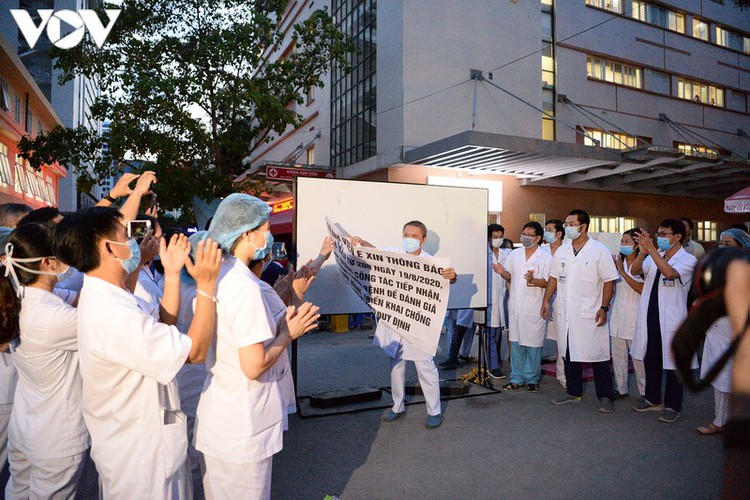 hanoi hospital reopens after a 24-hour lockdown hinh 1