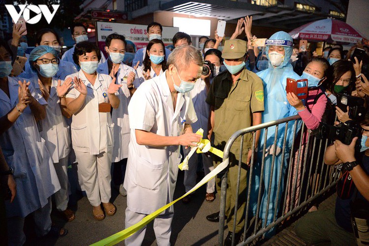 hanoi hospital reopens after a 24-hour lockdown hinh 2