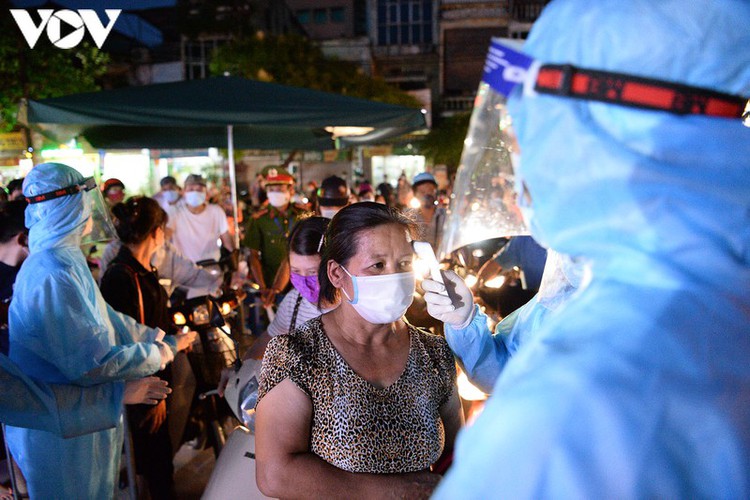 hanoi hospital reopens after a 24-hour lockdown hinh 4