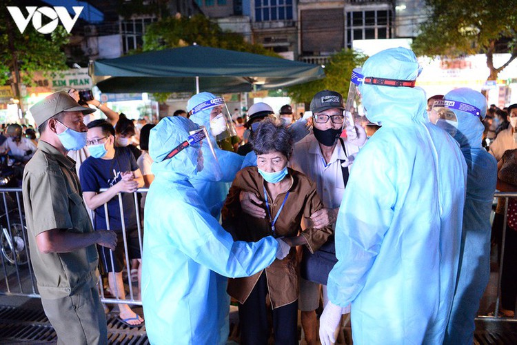 hanoi hospital reopens after a 24-hour lockdown hinh 5