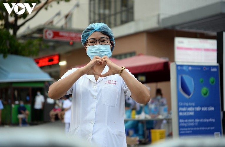 hanoi hospital reopens after a 24-hour lockdown hinh 6