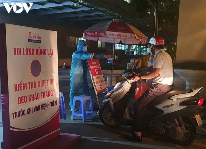 hanoi hospital reopens after a 24-hour lockdown hinh 9