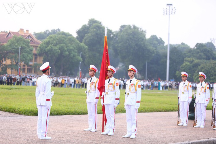 flag-salute ceremony in celebration of national day hinh 1