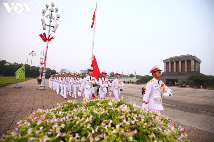 flag-salute ceremony in celebration of national day hinh 2