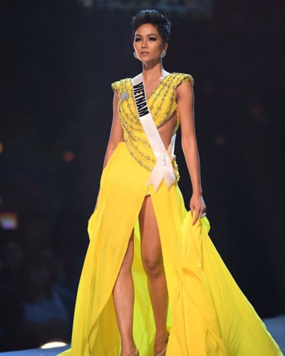yellow evening gown worn by h’hen nie wins miss universe award hinh 1