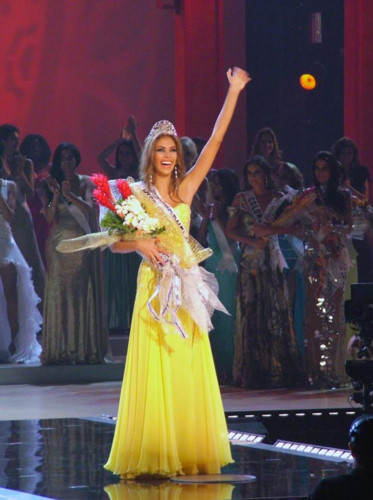 yellow evening gown worn by h’hen nie wins miss universe award hinh 3