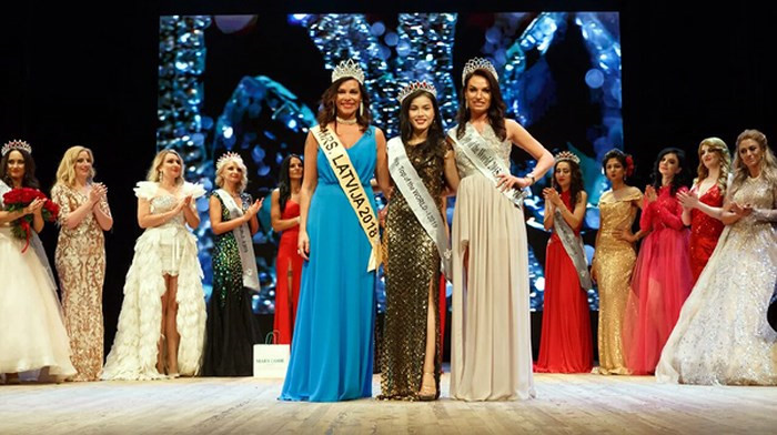quynh nhu awarded first runner-up title in miss & mrs top of the world hinh 1