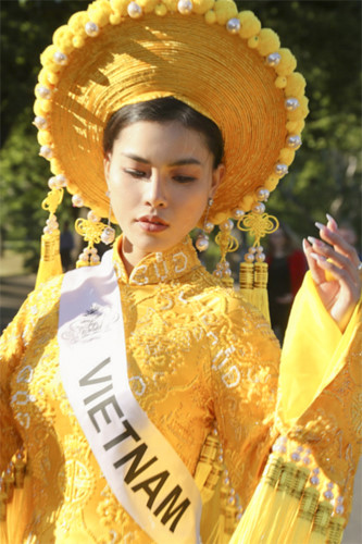 quynh nhu awarded first runner-up title in miss & mrs top of the world hinh 5