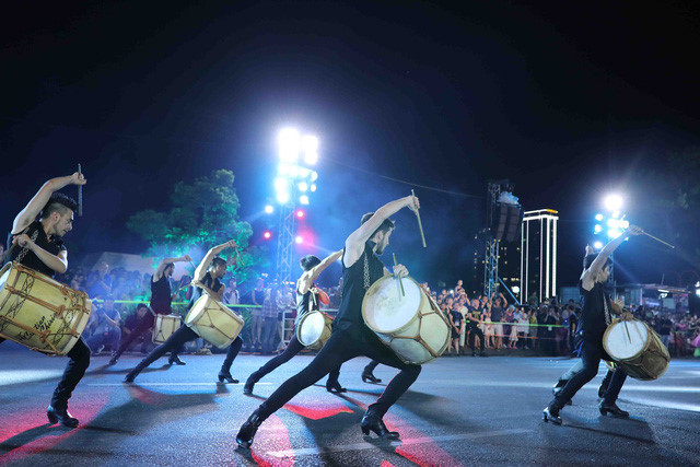 vibrant street carnival whips up excitement among danang crowds hinh 10