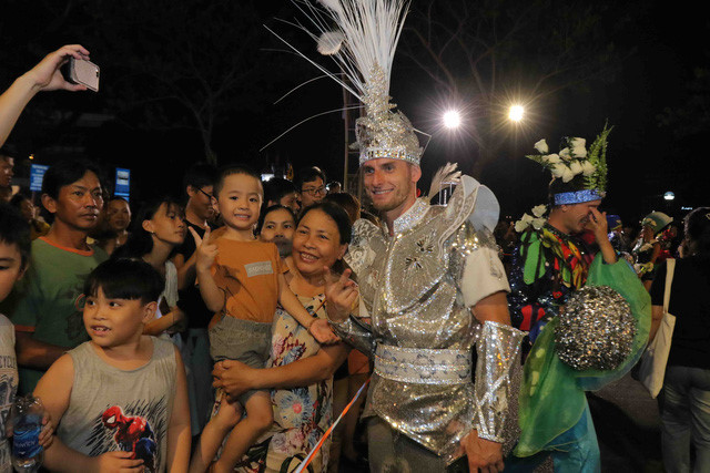 vibrant street carnival whips up excitement among danang crowds hinh 14