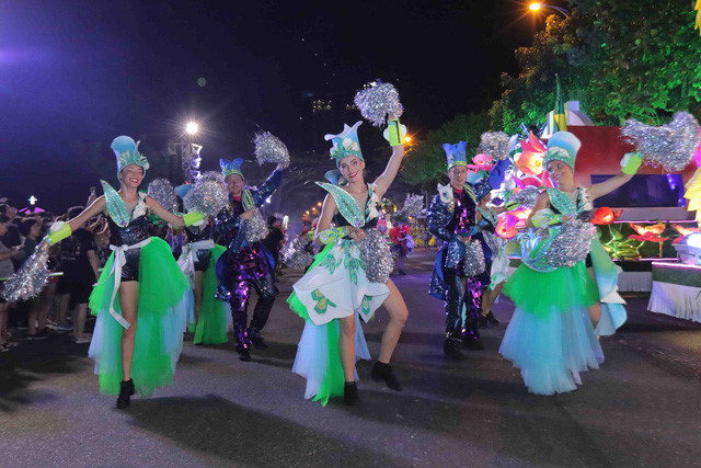 vibrant street carnival whips up excitement among danang crowds hinh 1