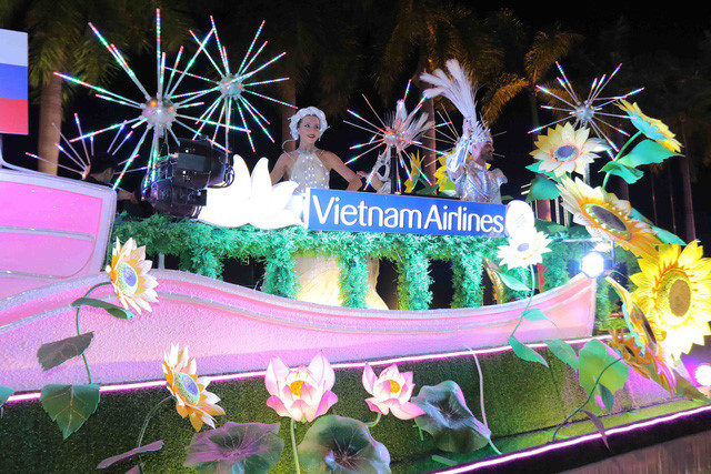 vibrant street carnival whips up excitement among danang crowds hinh 2