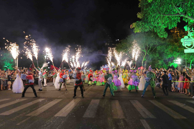 vibrant street carnival whips up excitement among danang crowds hinh 3