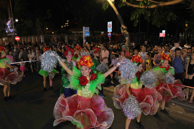 vibrant street carnival whips up excitement among danang crowds hinh 4