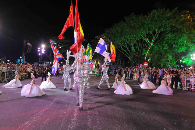 vibrant street carnival whips up excitement among danang crowds hinh 6