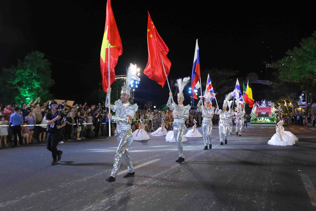 vibrant street carnival whips up excitement among danang crowds hinh 7