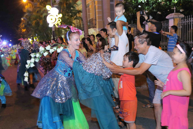 vibrant street carnival whips up excitement among danang crowds hinh 8