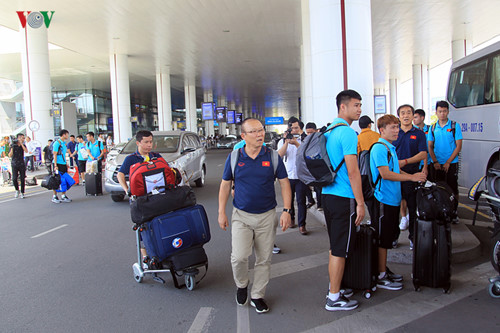 national team receives warm welcome upon arrival home hinh 10