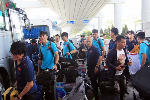 national team receives warm welcome upon arrival home hinh 11