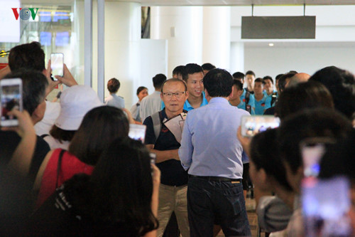 national team receives warm welcome upon arrival home hinh 1