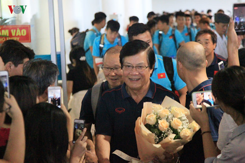 national team receives warm welcome upon arrival home hinh 2