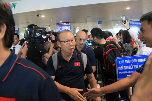 national team receives warm welcome upon arrival home hinh 3