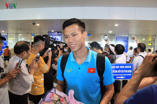 national team receives warm welcome upon arrival home hinh 4