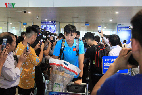 national team receives warm welcome upon arrival home hinh 5