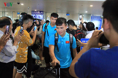 national team receives warm welcome upon arrival home hinh 6