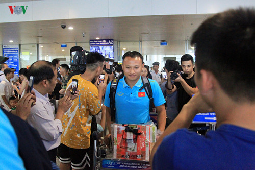 national team receives warm welcome upon arrival home hinh 8