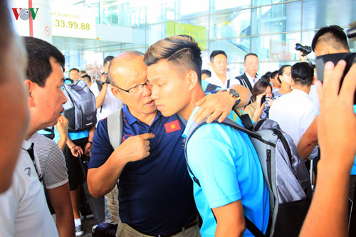 national team receives warm welcome upon arrival home hinh 9