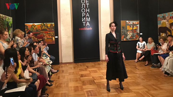 ao dai goes on display thanks to vietnamese designer in russia hinh 3