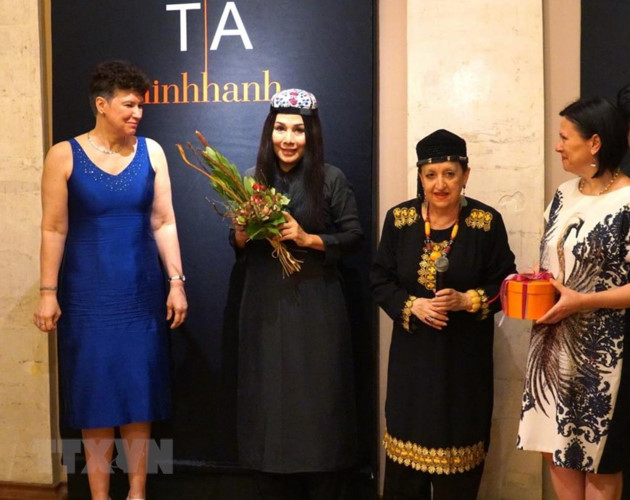 ao dai goes on display thanks to vietnamese designer in russia hinh 6