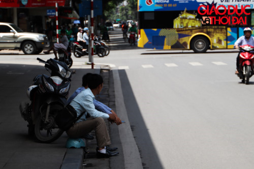 prolonged heat wave leaves people of hanoi sweltering hinh 10