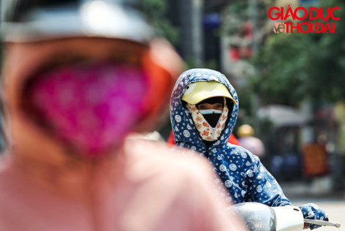 prolonged heat wave leaves people of hanoi sweltering hinh 12