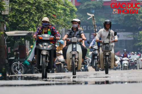 prolonged heat wave leaves people of hanoi sweltering hinh 1