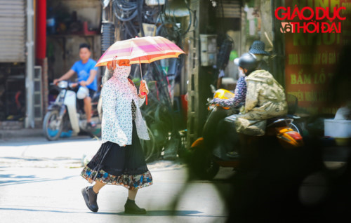 prolonged heat wave leaves people of hanoi sweltering hinh 5