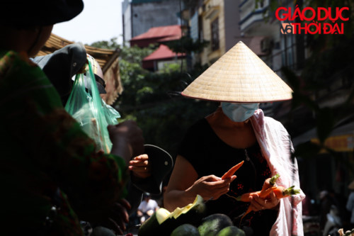 prolonged heat wave leaves people of hanoi sweltering hinh 6