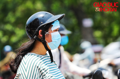 prolonged heat wave leaves people of hanoi sweltering hinh 7