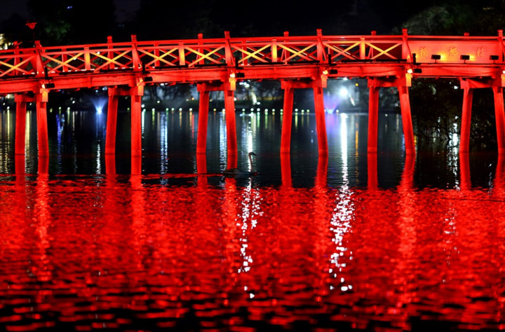 impressive photos taken by hanoi journalists put on display hinh 10