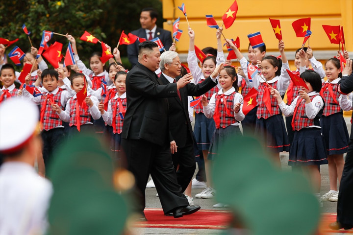 impressive photos taken by hanoi journalists put on display hinh 1