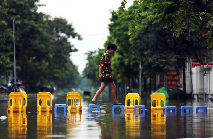 impressive photos taken by hanoi journalists put on display hinh 5