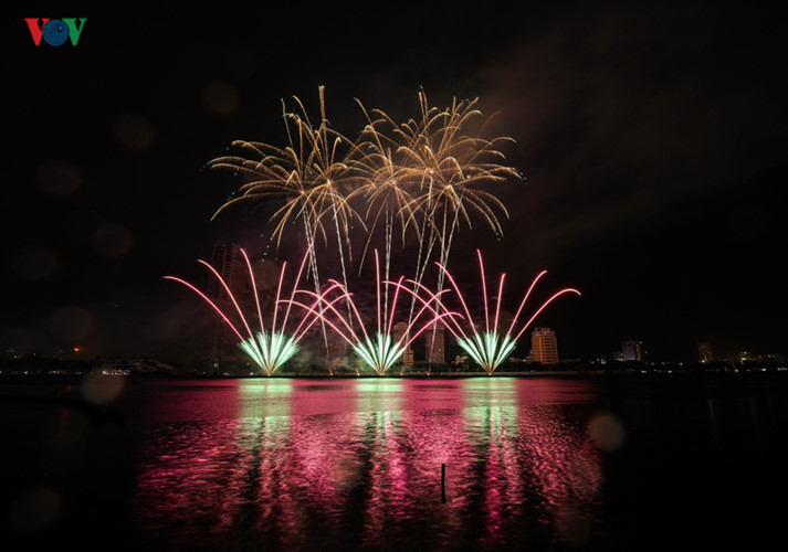 finnish and italian teams display spectacular fireworks at 2019 da nang festival hinh 10