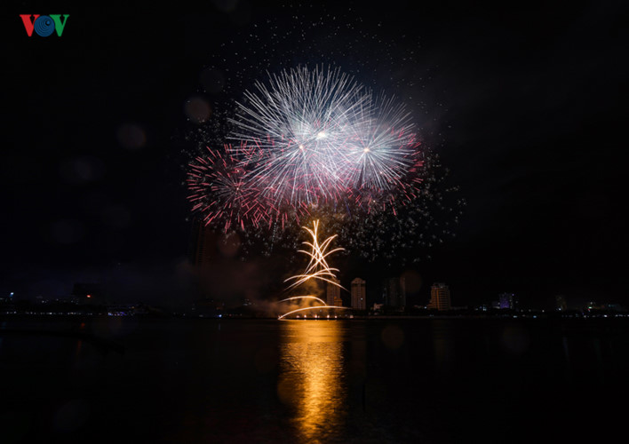 finnish and italian teams display spectacular fireworks at 2019 da nang festival hinh 11