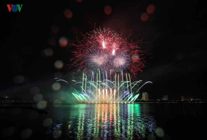 finnish and italian teams display spectacular fireworks at 2019 da nang festival hinh 12