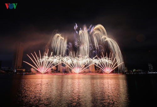 finnish and italian teams display spectacular fireworks at 2019 da nang festival hinh 13