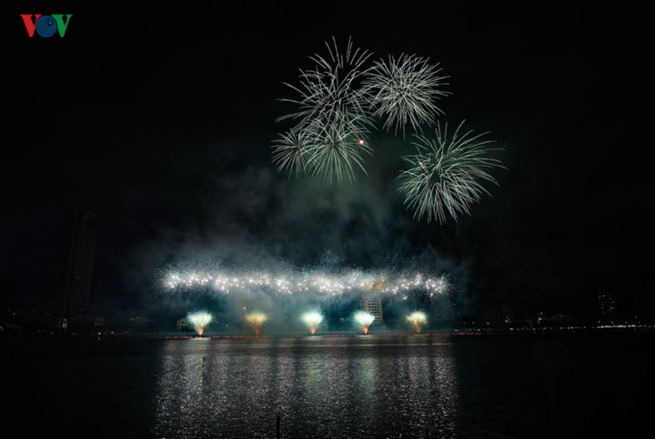 finnish and italian teams display spectacular fireworks at 2019 da nang festival hinh 14