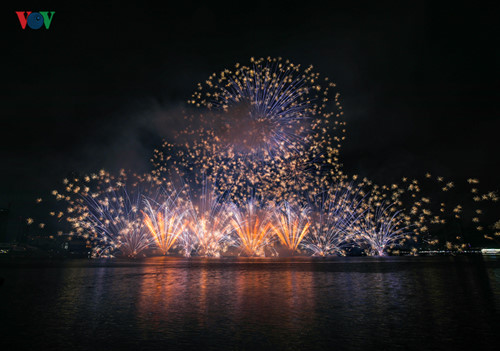 finnish and italian teams display spectacular fireworks at 2019 da nang festival hinh 15